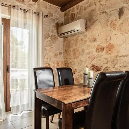 Murtini Stone With Private Pool, By Zantewize Vila *