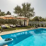 Murtini Stone With Private Pool, By Zantewize